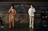 「You're the Only…」を歌うパーパーほしのディスコ（左）と小野正利（右）。