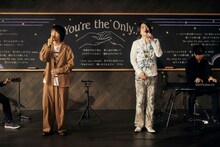 「You're the Only…」を歌うパーパーほしのディスコ（左）と小野正利（右）。