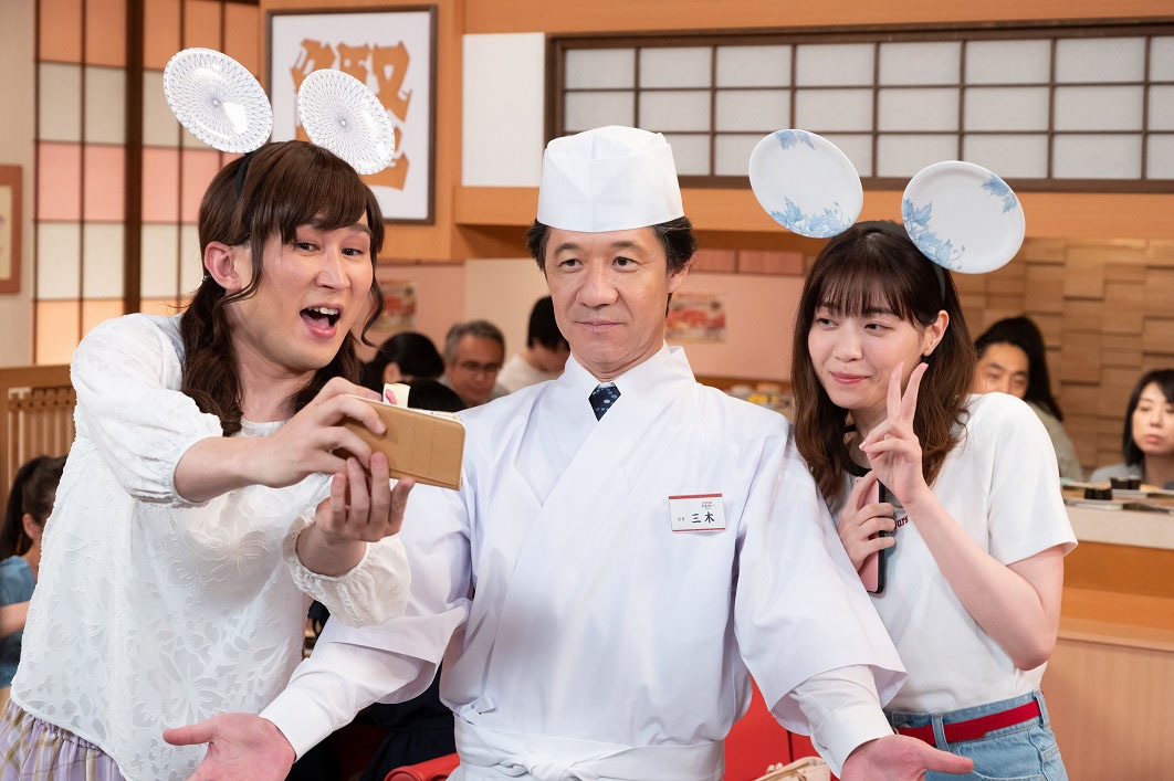 コント「回転寿司という名のテーマパーク」のワンシーン。