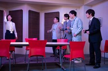 木村多江が4人の男性を翻弄するコント「ゲーム性の高い修羅場」のワンシーン。