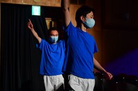 勢いよく入場するかまいたち。