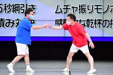 先攻後攻を決めるじゃんけんを行うかまいたち山内（左）とダイアン・ユースケ（右）。