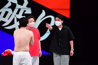 ダイアン津田の鼻マスクを注意する千鳥ノブ。