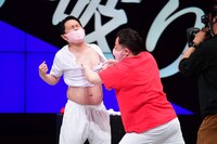 「Tシャツ早破り」でTシャツを破られるダイアン津田。