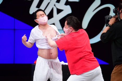 「Tシャツ早破り」でTシャツを破られるダイアン津田。