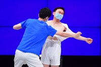 Tシャツを破られるかまいたち山内。