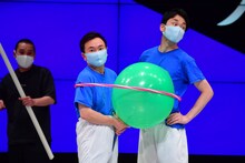 「巨大風船ノーリアクション」に挑戦するかまいたち。