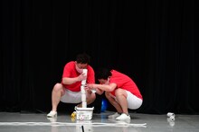 「空き缶積み対決」で空き缶を積むダイアン。