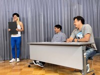 ZAZY（左）とアルコ＆ピース。