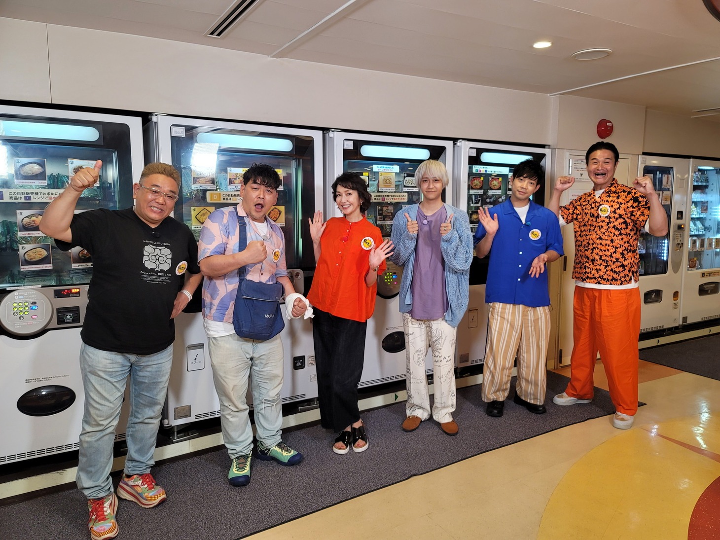 「帰れマンデー見っけ隊!!」に出演する（左から）サンドウィッチマン、賀来千香子、八乙女光、ティモンディ。(c)テレビ朝日