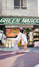 にゃんこスターを起用した「WOOFER ロングスリーブTシャツ」の販促ビジュアル。