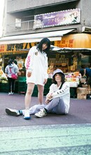 にゃんこスターを起用した「WOOFER ロングスリーブTシャツ」の販促ビジュアル。