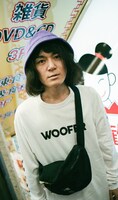 にゃんこスターを起用した「WOOFER ロングスリーブTシャツ」の販促ビジュアル。