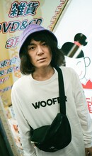 にゃんこスターを起用した「WOOFER ロングスリーブTシャツ」の販促ビジュアル。
