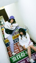 にゃんこスターを起用した「WOOFER ロングスリーブTシャツ」の販促ビジュアル。