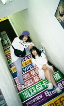 にゃんこスターを起用した「WOOFER ロングスリーブTシャツ」の販促ビジュアル。