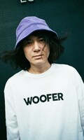 にゃんこスターを起用した「WOOFER ロングスリーブTシャツ」の販促ビジュアル。