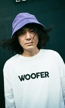 にゃんこスターを起用した「WOOFER ロングスリーブTシャツ」の販促ビジュアル。