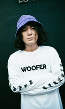 にゃんこスターを起用した「WOOFER ロングスリーブTシャツ」の販促ビジュアル。
