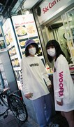 にゃんこスターを起用した「WOOFER ロングスリーブTシャツ」の販促ビジュアル。