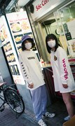 にゃんこスターを起用した「WOOFER ロングスリーブTシャツ」の販促ビジュアル。