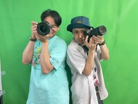 マンゲキメンバーの写真を撮影したポートワシントン笠谷（右）とアシスタントを務めた田津原理音（左）。
