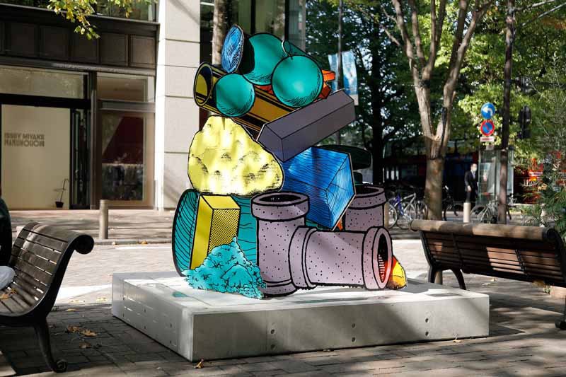 「丸の内ストリートギャラリー」の展示の一部。