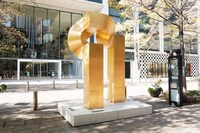 「丸の内ストリートギャラリー」の展示の一部。