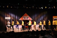 干支順に並んで行進する出場者たち。