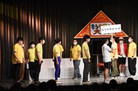 列が折れているところで「全体止まれ」の号令をかけられる一同。