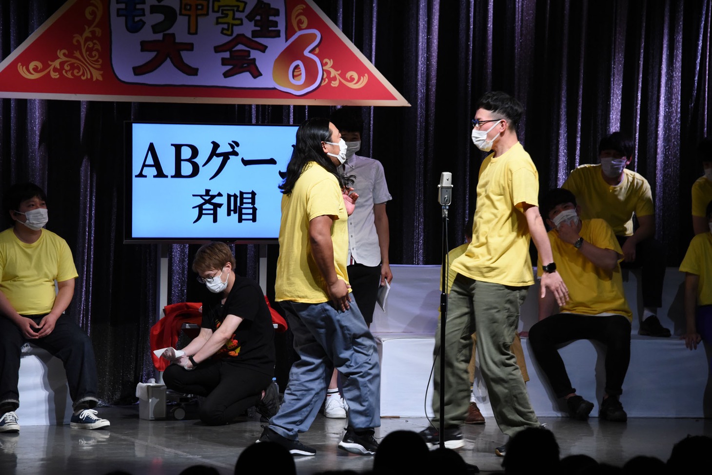 ロバート秋山（左）とロバート馬場による（右）による「ABゲーム斉唱」。