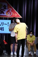 ロバート山本による「もうムリ～！斉唱」。