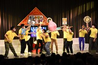 豊作を祈る「フルーツパレード」の様子。