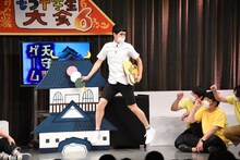 「天守閣ゲーム」で東京ダイナマイト松田の目を見つめるもう中学生。