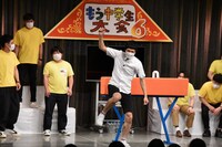 「WOW WAR TONIGHT ～時には起こせよムーヴメント～」のような動きを取り入れて鞍馬演技を披露するもう中学生。