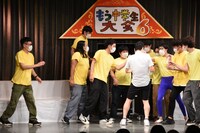 出場者に水を配るもう中学生。これもゲームなのではないかと予想され「ギクッ」と口に出す。