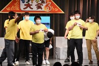 ロバート秋山に促されて配信を見ている人にアピールするニッポンの社長ケツとオズワルド畠中、もう中学生。