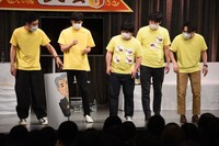 ゴールまであと少しのマラソンランナーを応援する一同。