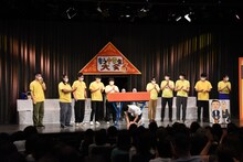 会場まで足を運んだ来場者に感謝を伝えるもう中学生。