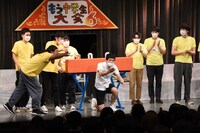 カメラの向こうにいるオンライン視聴者にも感謝を伝えるもう中学生。