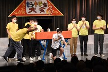 カメラの向こうにいるオンライン視聴者にも感謝を伝えるもう中学生。