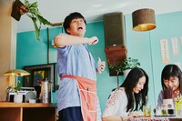 満福の店員として働く紺介（蛙亭・中野）。