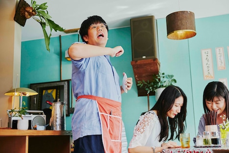 満福の店員として働く紺介（蛙亭・中野）。