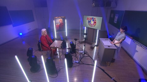 「NHK高校講座」から出題されるクイズに挑戦するメイプル超合金・カズレーザー。