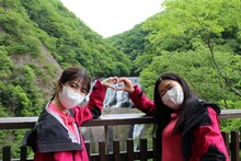 横山由依とガンバレルーヤよしこ。