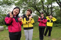 左からガンバレルーヤ、横山由依、井上咲楽。