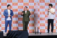 左からミルクボーイ、株式会社シーラホールディングス取締役会長・杉本宏之氏。