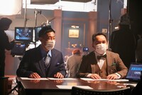 CM撮影中のミルクボーイの様子。