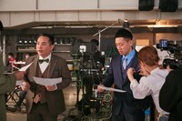 CM撮影中のミルクボーイの様子。