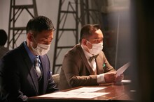 CM撮影中のミルクボーイの様子。